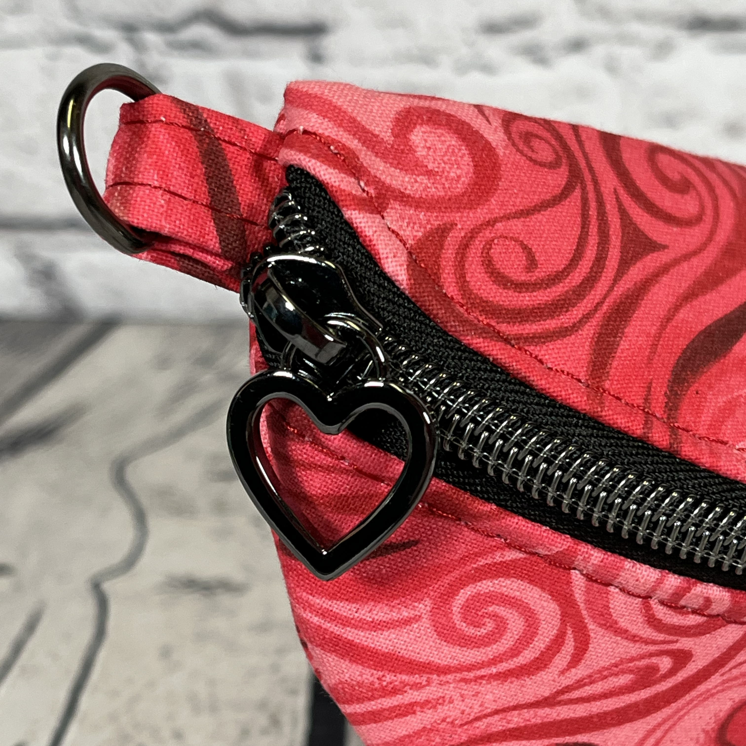 Ellie Sunglasses Case - Red & Pink Swirls